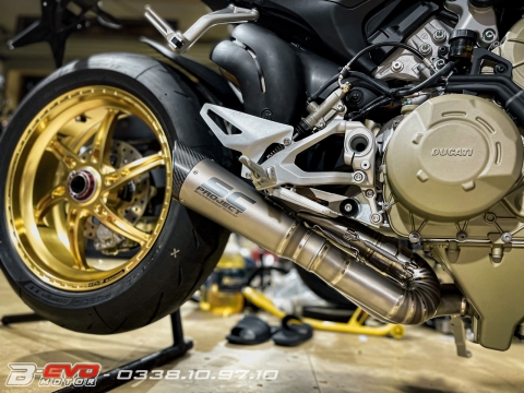 DUCATI STREETFIGHTER V4S VỪA ĐẬP THÙNG VỚI LOẠT OPTION CỰC KHỦNG 